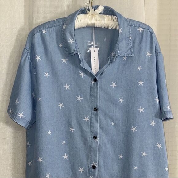 JANE + DELANCEY M-L VINTAGE WASH LIGHT BLUE WHITE STAR SHORT SLEEVE BUTTON SHIRT - Picture 3 of 11